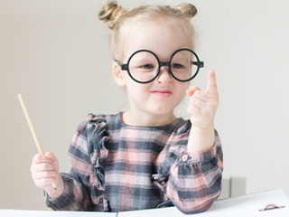 תמונת רקע למאמר ילדה חמודה עם משקפיים